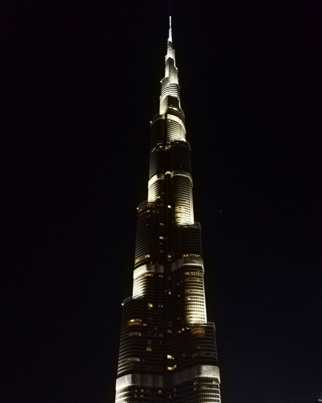 Turisteja houkutellakseen Dubain Sheikki rakensi maailman korkeimman rakennuksen: Burj Khalifan.
