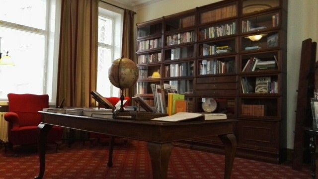 Pörssiklubin kirjasto on viihtyisä. Pörssiklubi on toiminut samoissa tiloissa vuodesta 1912, jolloin toiminta käynnistettiin. Klubin tilat ja Englannista aikoinaan tilattu sisustus on säilynyt ennallaan, mutta niitä on vuosien varrella tietenkin jatk