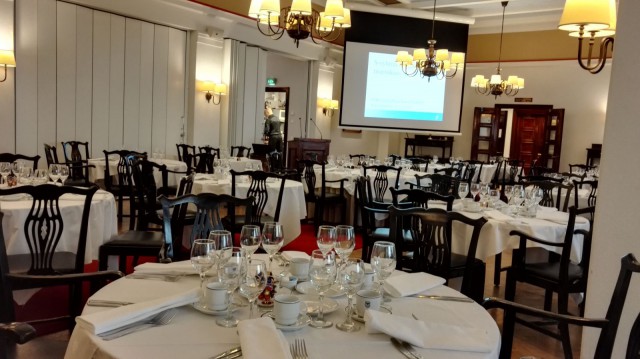 Pörssiklubin ravintolassa pidetään tilaisuuksia jäsenille ja jäsenten vieraille. Naisia näkee usein kutsuvieraina.