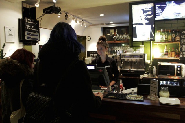 Veera Tulonen palvelee asiakkaita kortteliravintola Kertussa.