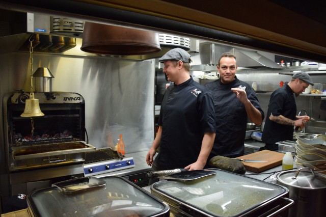 Topi Keskisarja (vas.) vastaa Treffipubin keittiöstä ja Andy Solomon pyörittää paikkaa.