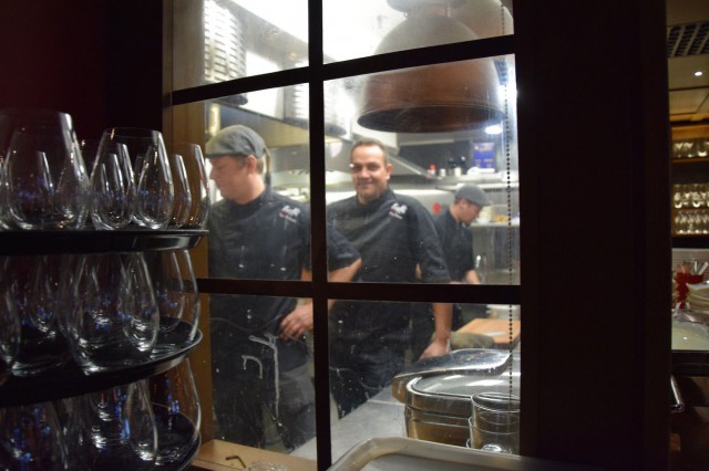 Topi Keskisarja (vas.) ja Andy Solomon puuhiiligrillin äärellä.