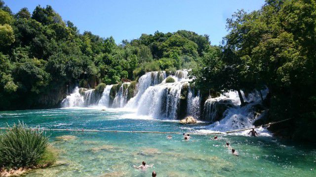 Lomareissu yhdessä perheen kanssa on hyvää yhteistä aikaa. Kuva Krka kansallispuisto, vesiputoukset Kroatia