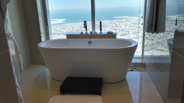 JW Marriot Marquis Dubai hotellimme hotellihuoneessa on kylpyamme näköalalla.