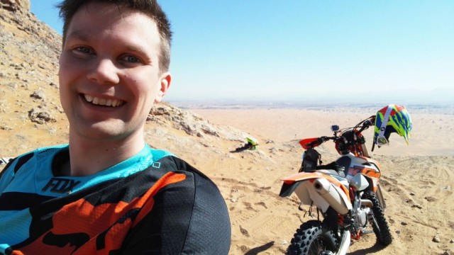 Aavikolla moottoripyöräilemässä.