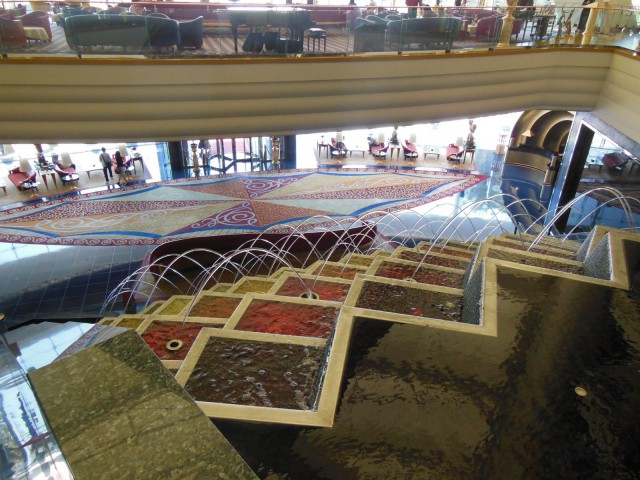 Burj Al Arab. Dubai. Aulan suihkulähteet ja vesitaideteos.