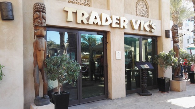 Tärppi. Trader Vic's:ssä on mainiot drinkit ja iltaisin mainiot bileet. Dubai, Souk Madinat Jumeirah.