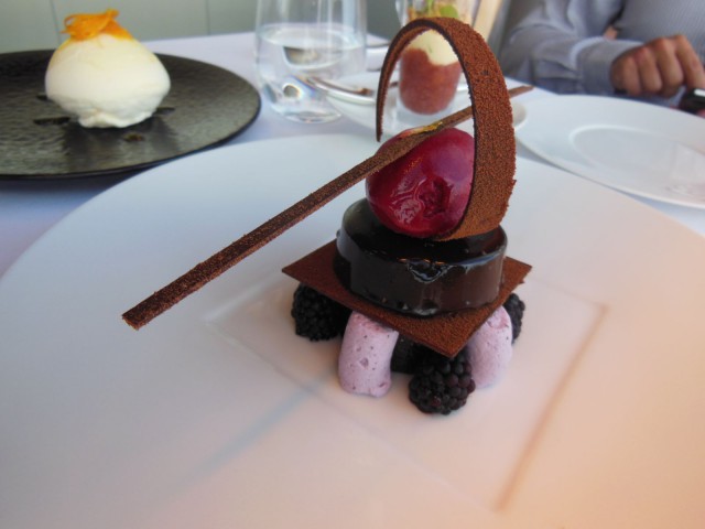 At.mosphere ravintola tai lounge Burj Khalifa rakennuksessa on mainio paikka katsella auringonlaskua.