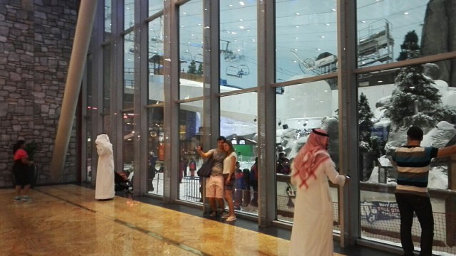 Sisälaskettelukeskus ihmetyttää paikallisia ja turisteja. Mall of the Emirates, Dubai.