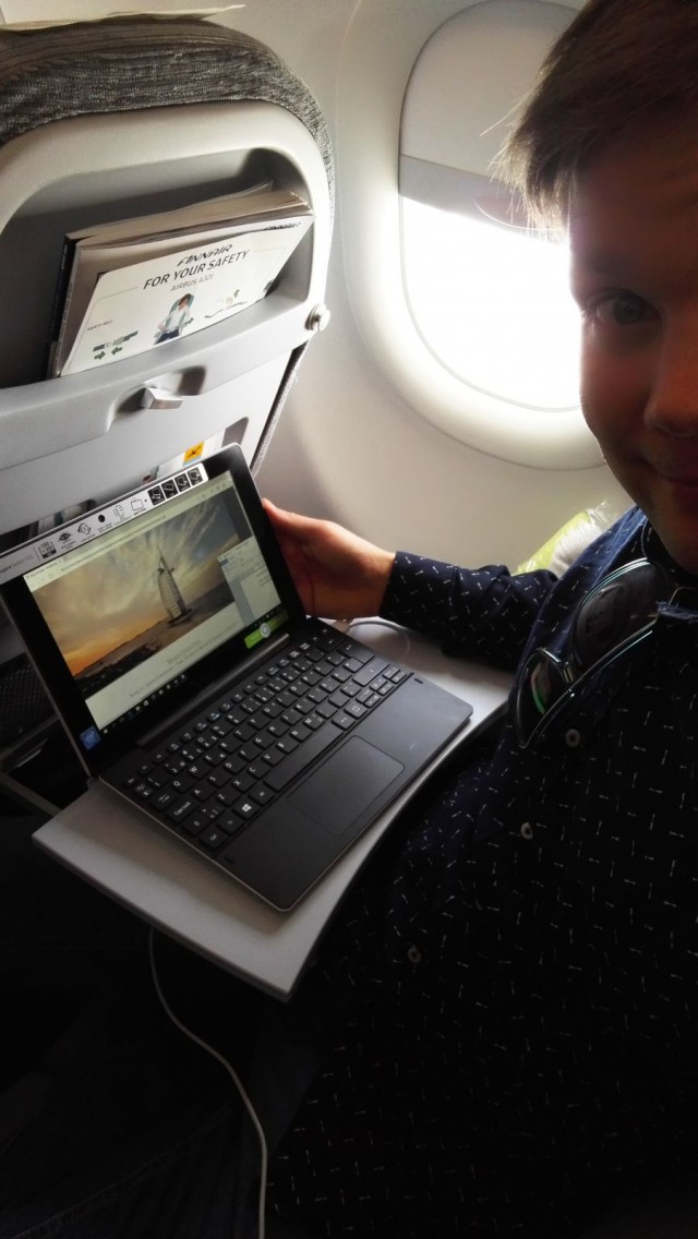 Acer Aspire Switch 10 E testissä. Vähän ahdastahan täällä on. Bisneksessä ois paremmin tilaa :)