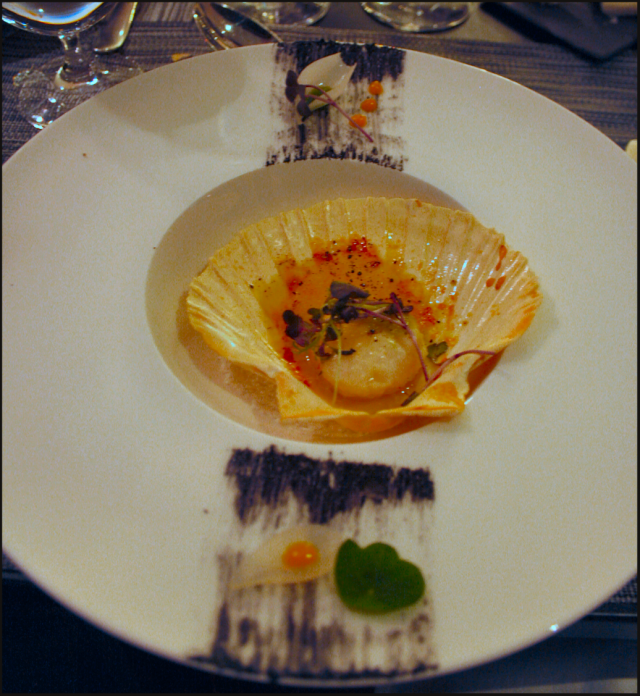 Kampasimpukkaa voissa sekä persiljassa paistettuna, etikoitua sipulia sekä sivallus mustekalan mustetta. VIINI: Domaine des Malandes, Chablis Vieilles Vignes