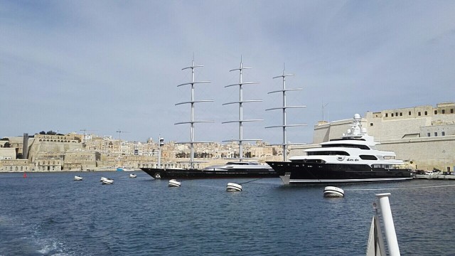 Maltalla näkyy paljon upeita veneitä.