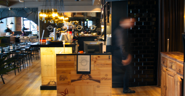 Erkka Isotalo viilettää edestakaisin ennen lounaan alkua. Camillo sai muutama vuosi sitten täydellisen remontin joka valmistui syksyllä 2013. Nykyinen kuosi Isä Camillolle on upea.