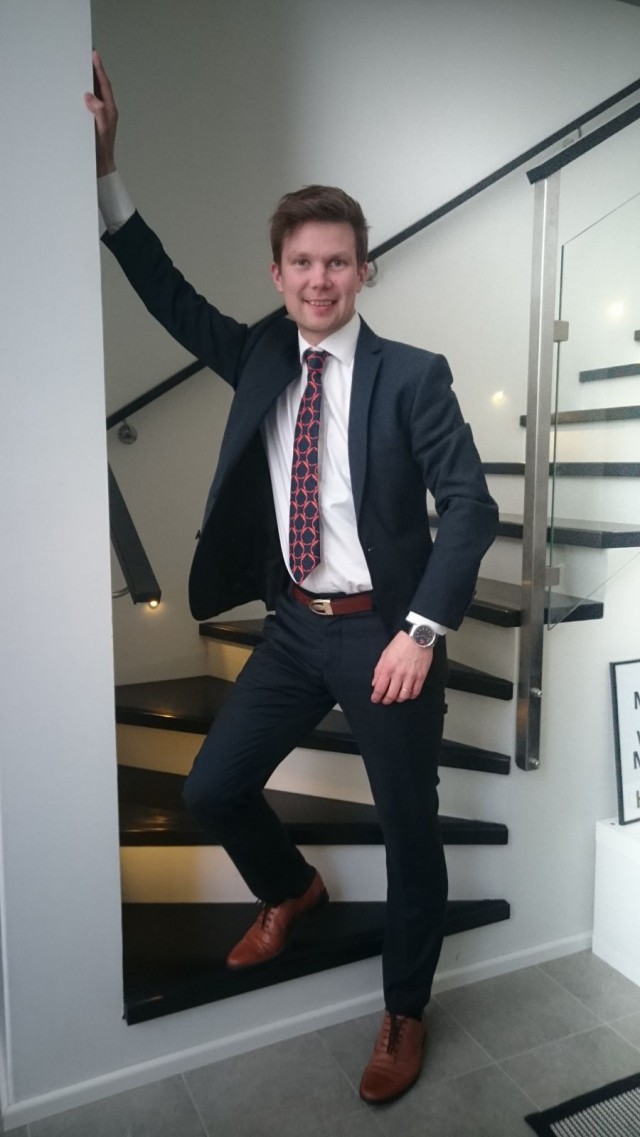 James Bond aikakaudelta 70-luvulta kraka kaulassa ja kädessä James Bond meininkiin sopiva Huawei Watch kello, jolla voi soittaa puheluita ja musaa