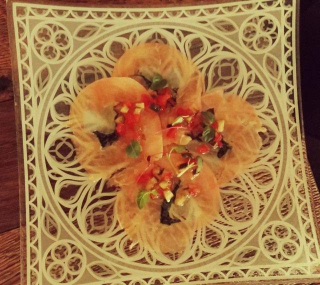 Salmon and scallops carpaccio, joka oli paitsi hyvän makuinen myös hyvin kaunis annos!