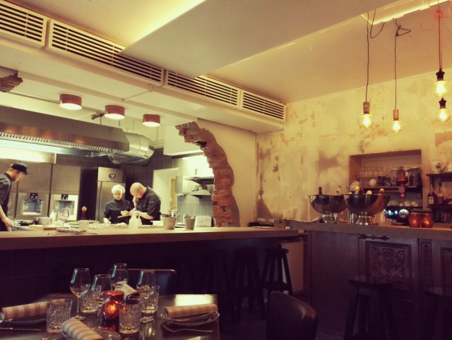 Iso seinään "puhkaistu" avokeittiö ja viimeistelemätön rosoisuus loi mukavaa tunnelmaa.