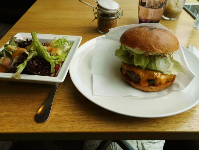 Herkullista heppaa burgerin välissä!