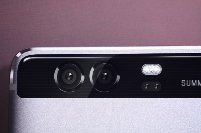 Kameran linssit sulautuvat täysin puhelimen linjoihin.