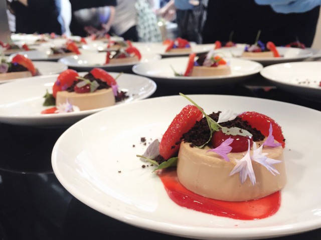 Ravintola Tocan maitosuklaavanukas, kaakocrumble, minttujogurttisorbetti ja mansikkaa.