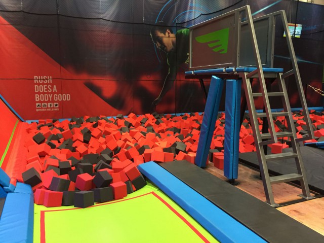 Palamonttu joustavalla pohjalla suorastaan kutsuu hyppäämään (ei pää edellä!).