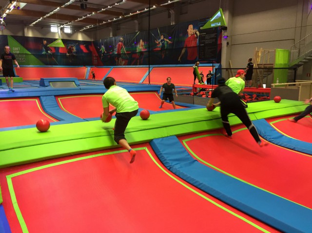 Polttopallo trampoliineilla tuo lisää haastetta kaikille tuttuun peliin.