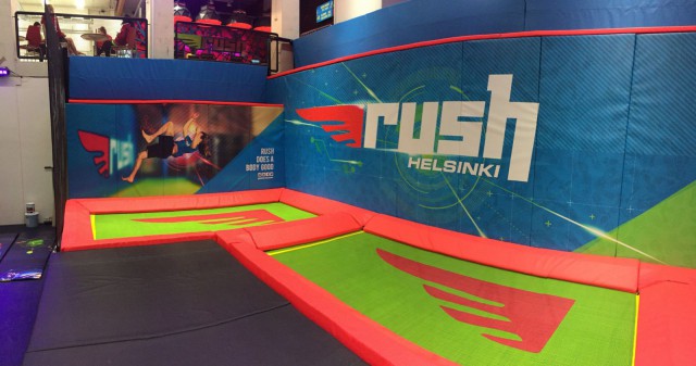 Riittääkö taito ja uskallus? Suurilta trampoliineilta voi hyppiä seinille ja ylätasoille sirkustyyliin.