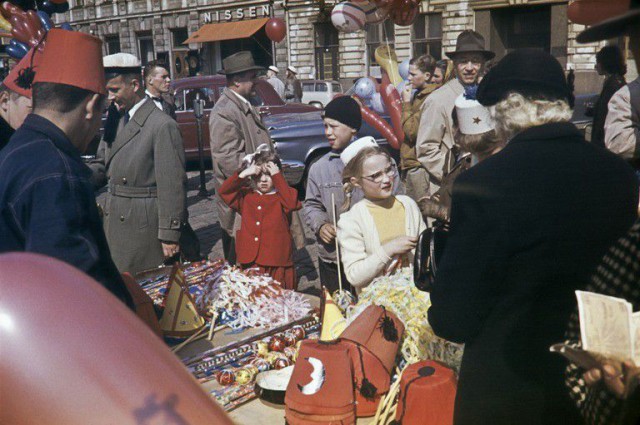 Vapputavaroiden myyjiä ja ihmisiä Helsingin Kauppatorin vapputorilla 1950-luvulla