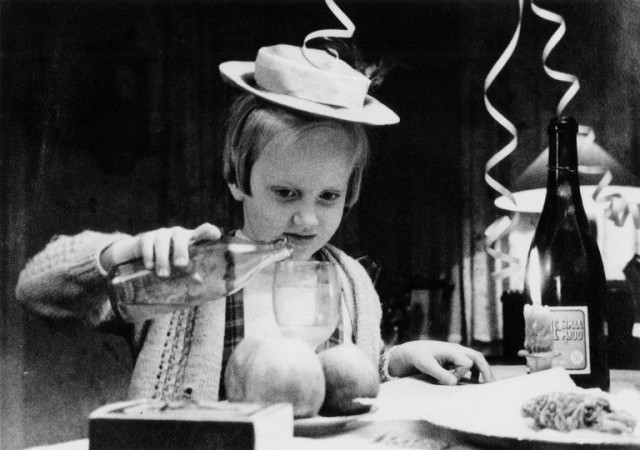 Lapsi nauttii vappuherkuista 1950-luvulla, kuva mahdollisesti Salosta