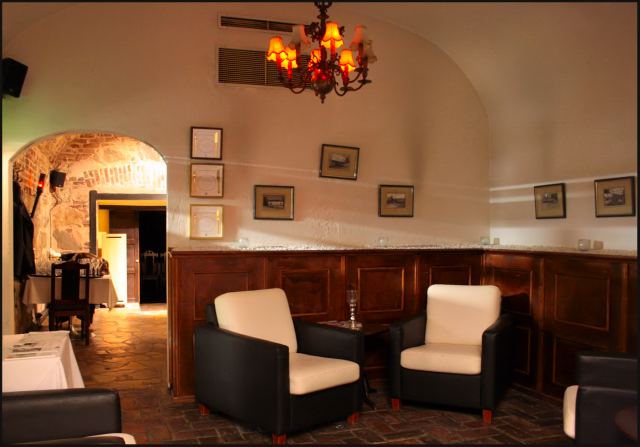 Mustassa Lampaassa on upea kellariravintolan tunnelma. Ulkomaailman hälyt katoavat kokonaan, samoin stressi.