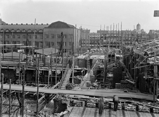 Rautatientorin rakennusta 1910-1917.