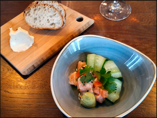 Juuren leivottua leipää sekä ruskistettua voita. Gustavon ceviche avokadokreemiä sekä marinoitua kurkkua.