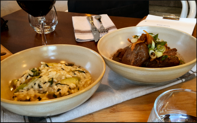 Haudutettua viljaporsaan poskea, rapeaa inkivääriä sekä mintturisottoa parsalla.