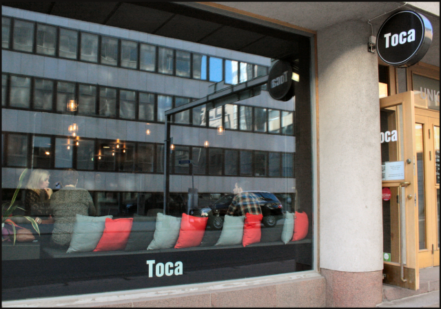 Toca on ulkoapäin melkein pelkkää ikkunaa ja muutenkin sopivasti tyylikkään pelkistetty.