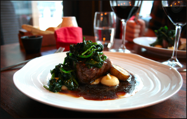 Härkää, paistettua perunaa, maa-artisokkaa sekä pinaattia.