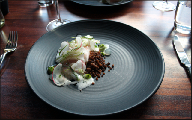 47 asteista lohta, tillimajoneesia, tilliöljyä, tillin versoa, mallasleipää, retikkaa, piimäkastiketta sekä sitruunageeliä. / VIINI: Toscanalaista Le Rime Pinot Grigio - Chardonnay 2014