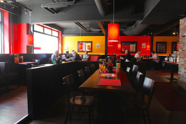 Ruokasaliin mahtuu ruokailemaan suuremmatkin seurueet. Ravintolassa on myös terassi.