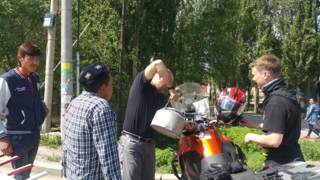 Tämä oli uusi käytäntö minulle Kiinassa. Moottoripyörän tankki täytetään huoltoaseman ulkopuolella. Bensa kannetaan kannulla bensamittarilta.