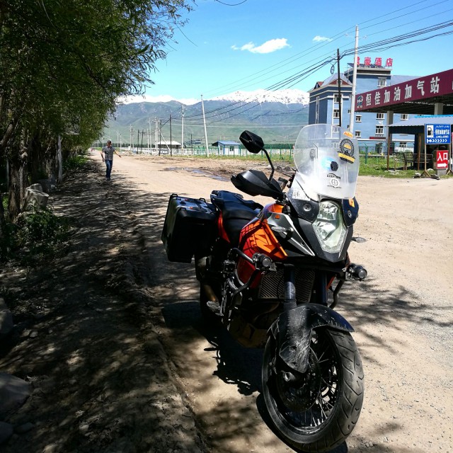 Narat, Kiina moottoripyörällä