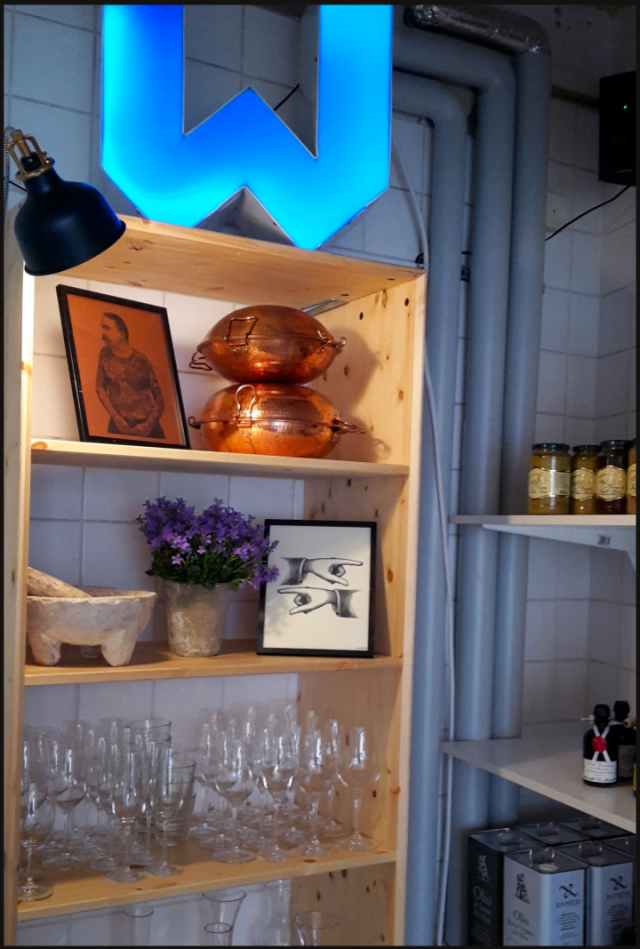 Chef's table / baaritiski -tyylisellä korkealla istuttavalla pöydällä kelpaa tutkia Workshopin sisustaa sekä keittiön toimintaa.