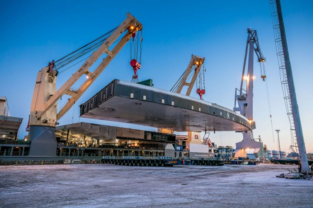 Terassi rakennettiin kokonaan Suomessa ja kuljetettiin meriteitse osissa Dubaihin.