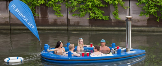 Paljuveneeseen saa ottaa omat juomat mukaan.