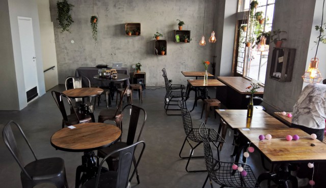 Sisustuksen suunnitteli Saara Koljonen käyttäen A&A Designen huonekaluja.