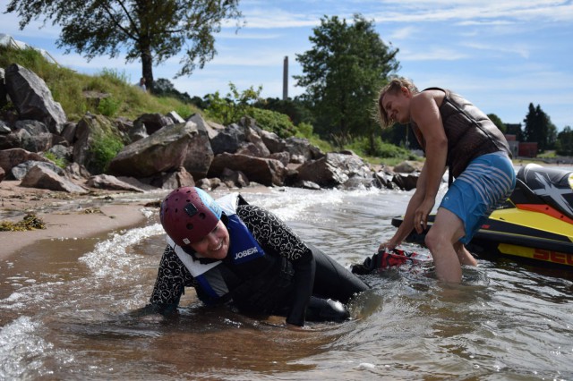10 minuuttia flyboardingia käy kunnon urheilusta.