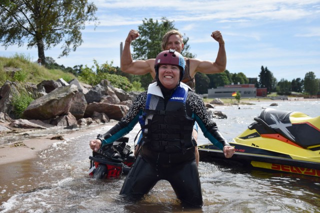 Mestari ja oppilas tuulettavat onnistuneen lentelyn kunniaksi.