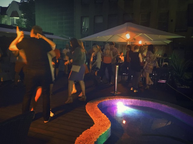 LeBonkin tanssi-illoissa lattialla on tungosta.