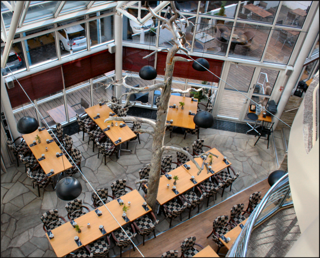 Suurin osa aamiais-salista sekä hieman terassia oikeassa yläkulmassa.