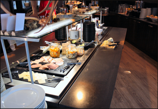 Aamiaistarjoilu on sopivan laaja muttei yritä väkisin miellyttää kaikkia. Lappitwisti tulee juuri sopivasti esiin kuitenkaan olematta epäkäytännöllinen tai yksipuolinen.