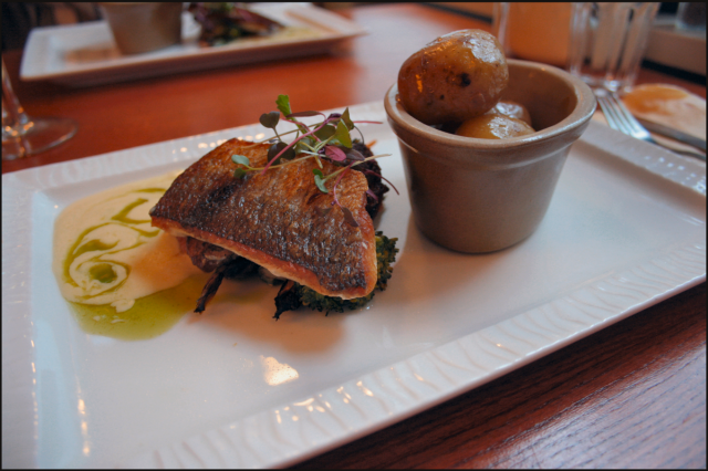 Paistettua siikaa, rapukermassa haudutettua perunaa ja Beurre Blanc -kastiketta.