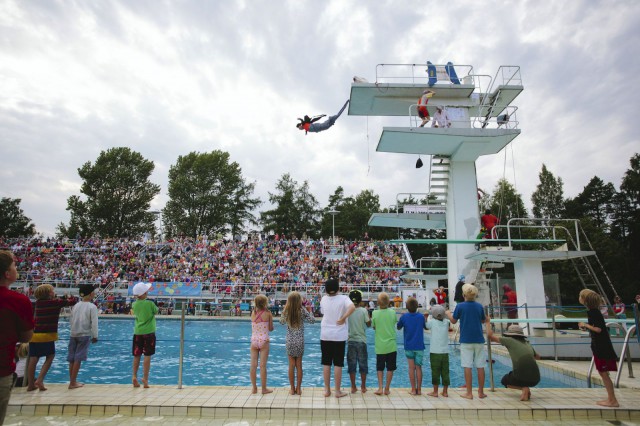 Onko se lintu? Onko se lentokone? Ei – sehän on pelle!