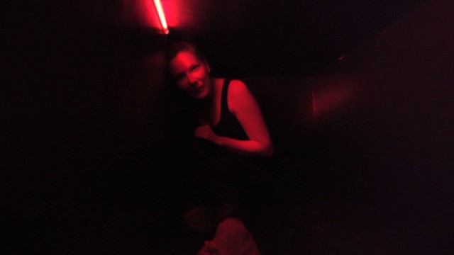 Yhdessä sellissä koetellaan pimeän pelkoa ja ahtaan paikan kammoa.